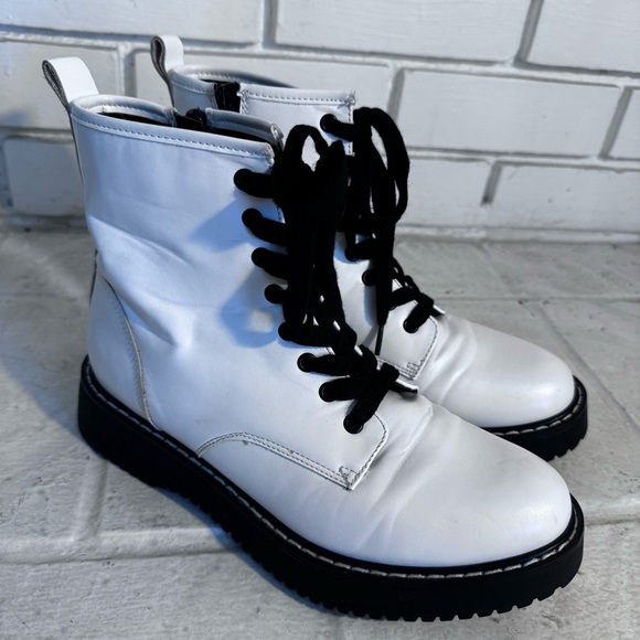 Women's Madden Girl "Kurrt" White & Black Combat Boots Size: 7 1/2 M - Picture 3 of 10